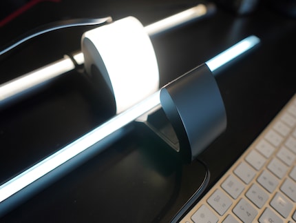De E1132 heeft een tweede LED-lampje op de houder (achter het scherm). 