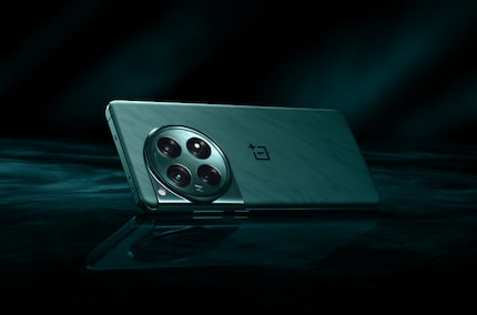 The Oneplus 12 comes in green, white and black.