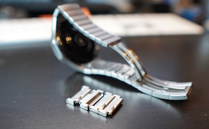 The links of the bracelet can be removed and added on easily without tools.