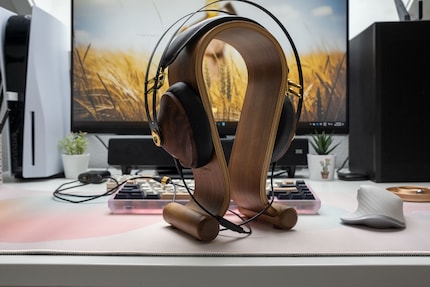 Mijn Meze 99 Classic heeft een ereplaats op de houten stand van Dynavox. Op de achtergrond zie je mijn soundbar.