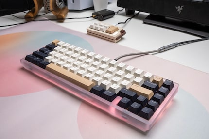 Mijn nieuwste toetsenbord staat op het bureau voor de fotoshoot: de Mode Envoy op de voorgrond en de Owlab Voice Mini op de achtergrond.