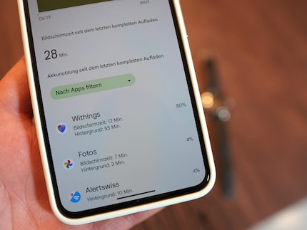 Na het opladen doe ik de eerste 30 minuten niets met mijn mobiel, de Withings app verbruikt 80 procent van de batterij.