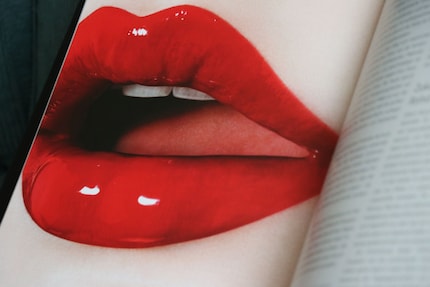 Een egale teint is een geschikte basis voor felgekleurde lippen. Afbeelding uit het boek «Face Paint» van Lisa Eldridge.