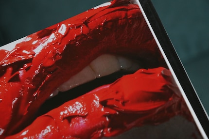 Crèmige texturen vlekken snel uit. Afbeelding uit het boek «Face Paint» van Lisa Eldridge.