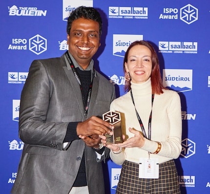 Janith Dushyantha, Tech Innovation Lead bij Femography, en CEO Pilar Diaz zijn erg blij met de ISPO Award.
