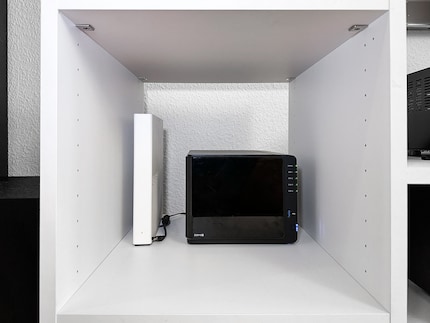 De Synology zit in een multimedia meubel.