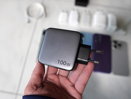 Hoe snel je je mobiel kunt opladen met een oplader van 100 watt hangt af van veel factoren.