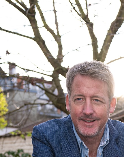 Lars Adam heeft twee dochters van zeven en elf jaar - de jongste gelooft nog in de kerstman, de oudste helpt om de magie levend te houden.