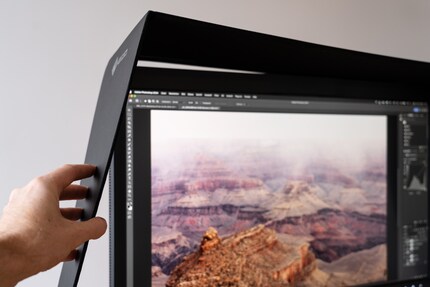 Die magnetische Lichtschutzblende schnappt an die Seiten des Monitors. Sehr praktisch.