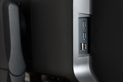 Auf der Seite gibt es jede Menge USB-Anschlüsse. Aber nur vom Typ A.