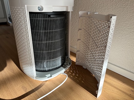Grote klep, veel filter erachter. Hier wordt de lucht gereinigd. De plastic flap houdt magnetisch vast en ziet er stabiel uit.
