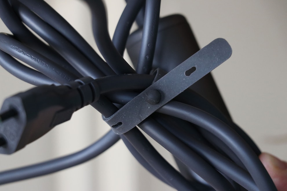 Praktisch tegen kabelchaos: Aan de kabels is een bindapparaat bevestigd.