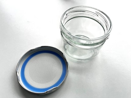 Je kunt het beste potten met een blauwe, PVC-vrije afsluitring gebruiken, omdat deze niet lekken en geen schadelijke stoffen afgeven.