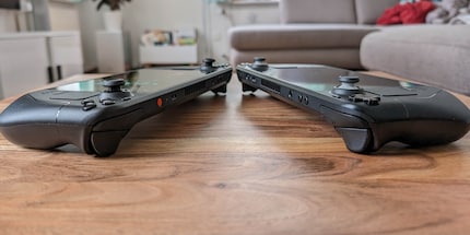 Uiterlijk verschilt de Steam Deck OLED alleen van het origineel door de oranje aan/uit-knop en de zwarte analoge sticks.