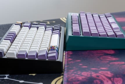 Links siehst du Michelles Tastatur, rechts jene von Kevin.