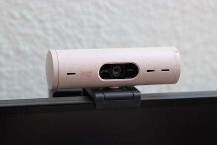 Die Logitech Brio 500 thront meistens über dem Monitor.
