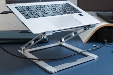 Mit dem Standfuß sind beide Monitore auf dem Schreibtisch auf einer Höhe.