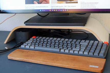 Wenn die Dockingstation woanders, passt die Tastatur wieder unter den Monitor. Allerdings sind die Kabel dann nicht mehr so gut versteckt.