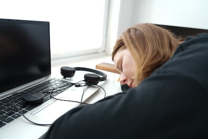 Leg je hoofd op je bureau en je kunt gaan: Thuis geen probleem, op kantoor met collega's vind ik het moeilijk om te ontspannen.