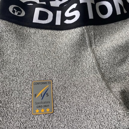 De snijbescherming van het Diston skiondergoed is door de FIS gecertificeerd met drie sterren.