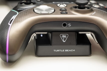 Thanks to the charging station, I don’t always have to connect the controller with a USB cable.