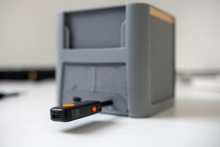 The transmitter is charged via USB-C. This provides just over five hours of listening pleasure.