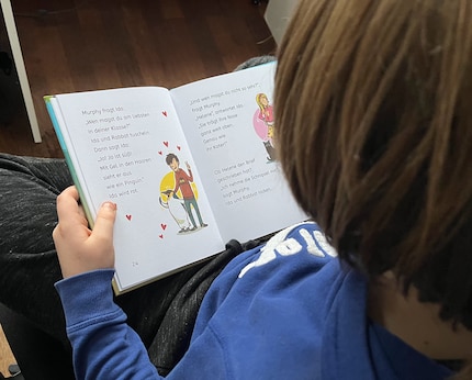 Als het verhaal spannend genoeg is, vergeet de kleine beginnende lezer helemaal dat leren lezen ook vermoeiend kan zijn.