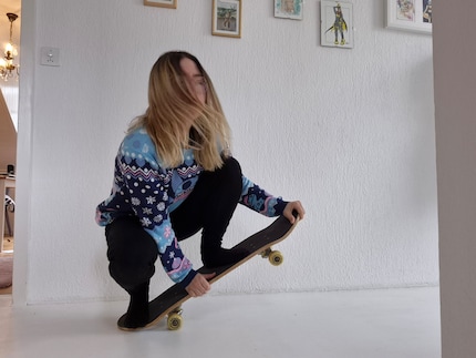 Hier meine Vorlage. Mit Samsungs Bilder-KI will ich mich mit dem Skateboard in die Luft hieven.