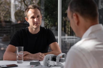 René's enthousiasme voor de nieuwe gadget werkt aanstekelijk. Na een paar uur in de Vision Pro word ik zelf nog steeds heen en weer geslingerd tussen fascinatie en de conceptuele nadelen van een gezichtscomputer.