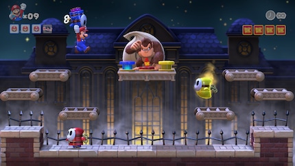 De gevechten tegen Donkey Kong onderbreken de puzzelgameplay.