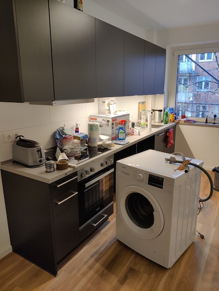 De blik in de keuken: De wasmachine staat in het midden van de kamer en moet nog in het keukenblok geplaatst worden.