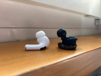 Die PerL Pro sind ziemlich gross und schwer, zum Beispiel im Vergleich mit Apples Airpods Pro.