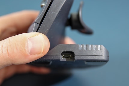 Onbegrijpelijk gezien de leeftijd van de muis, maar niet meer van deze tijd: Micro USB.