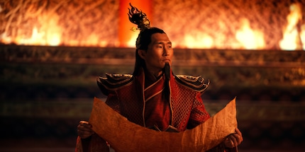 Firelord Ozai in zijn angstaanjagende troonzaal - van de vlammen op de achtergrond tot de scherpe jukbeenderen 1:1 zoals in de animatieserie.
