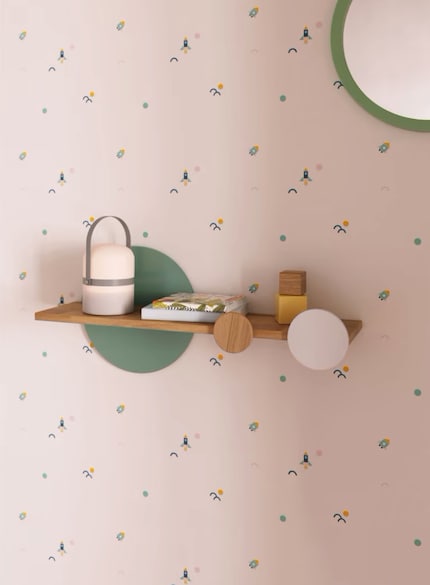 De plank «Diti» is een praktisch accessoire dat tegelijkertijd de muur decoreert.