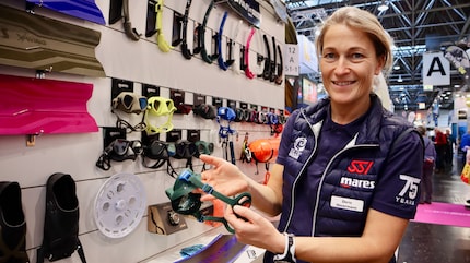Op de bootshow in Düsseldorf legt Doris uit wat belangrijk is bij freediving.