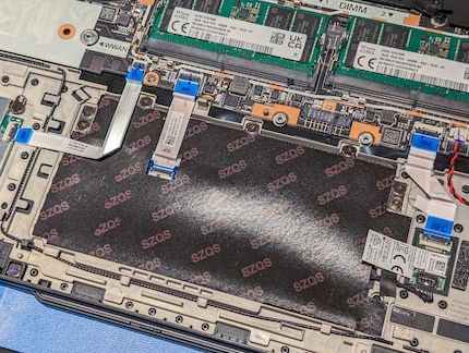 De schroeven van het touchpad zijn niet langer verborgen onder het moederbord.