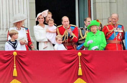 Duchess Catherine of Wales usually carries her children on her left. Here: daughter Charlotte in 2017.