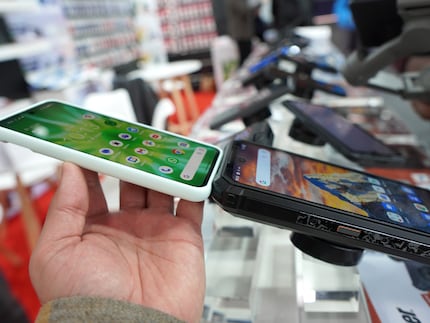 De Energizer P28K is twee keer zo dik als een normale mobiele telefoon.