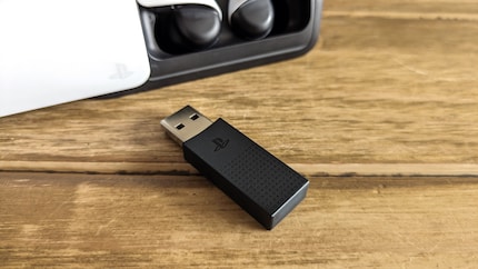 Der Playstation-Link-USB-Adapter lässt sich mit PS5, PC und Mac nutzen.