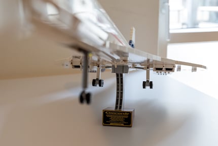 De Concorde van Lego zweeft op een sokkel.