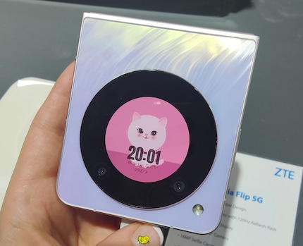 Das Nubia Flip 5G in bunt reflektierendem Lila.
