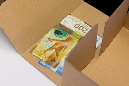 Ontvangt Anora haar loon meteen? Nee, ze krijgt het liever in traktatievaluta.