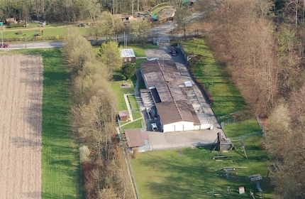 Praktisch gelegen: Dankzij de ligging aan de rand van het bos heeft het hulphondencentrum geen last van overlast en genoeg ruimte voor trainingen en wandelingen.