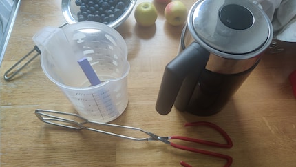 Ich stelle drei Dinge bereit: einen Behälter mit der Tastenkappe drin, heisses Wasser und ein Werkzeug, damit ich mich beim Herausnehmen der Tastenkappe nicht verbrenne.
