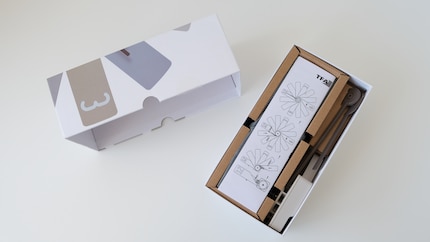 De «Clock in the Box» komt bij mij verpakt om ruimte te besparen.