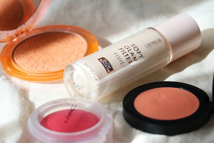 Je kunt de Glow Booster ook mengen met poederblushes.