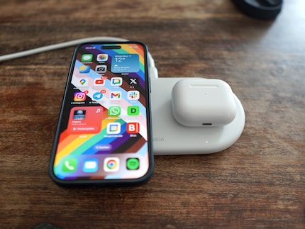 Neben dem Ladepad fürs Handy findest du einen Charging-Platz für Kopfhörer.