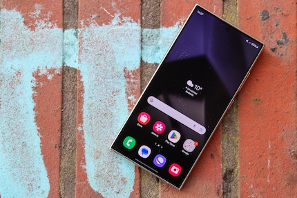 Samsung’s made the S24 Ultra display flat and very bright.
