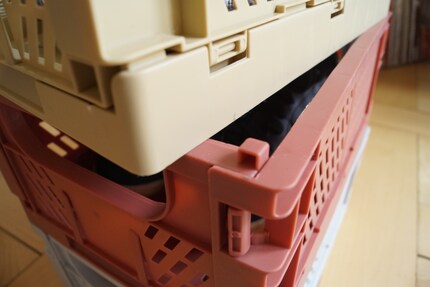 The folding boxes from Schou are easy to stack on top of each other thanks to the click-in system.